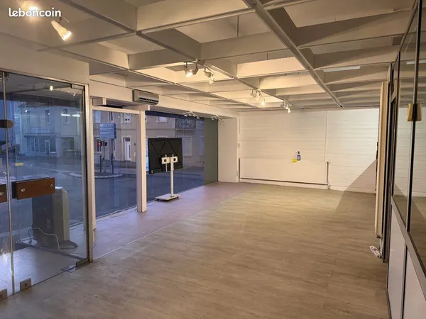 Local commercial 55 m² - Grande vitrine - Montceau-les-Mines - 550