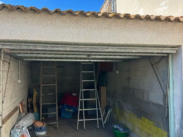 Garage fermé avec l'électricité 19 m2 de stockage dont 5 m de Mezzanine