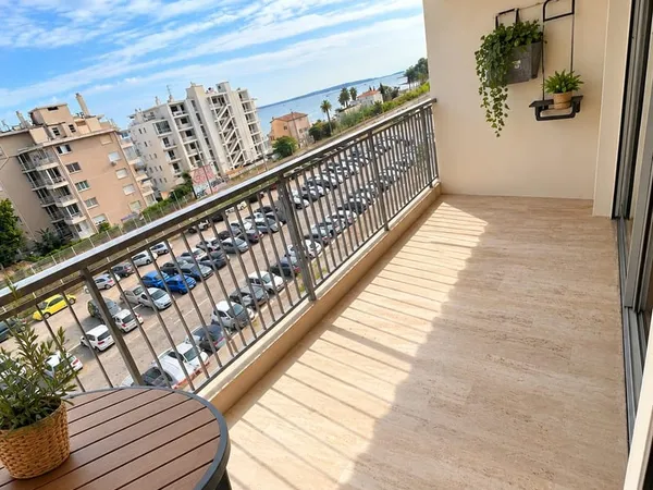 GOLFE-JUAN CENTRE VILLE-T1 AVCE VUE MER, TERRASSE ET GARAGE
