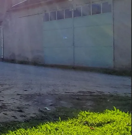 Hangar à habitabiliser avec jardin au coeur du village