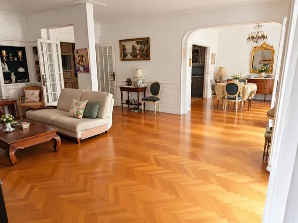 Spacieux appartement traversant proche centre