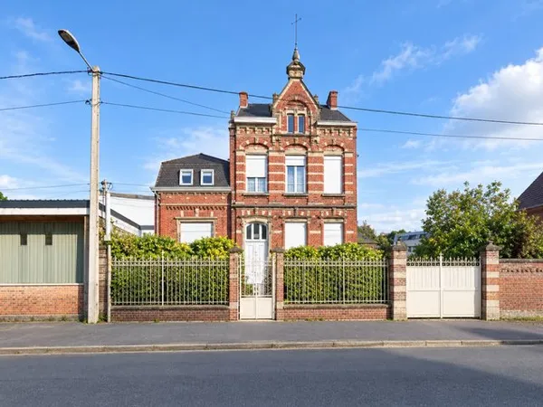 MAISON BOURGEOISE INDIVIDUELLE + LOCAL COMMERCIAL À VENDRE À