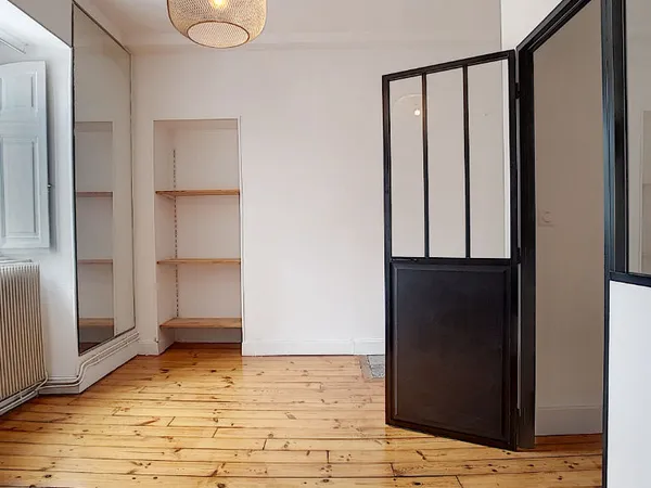A VENDRE - PAU Hyper-Centre, Appartement T2 bis de 72 m² entièrement rénové en dernier étage - Parqu