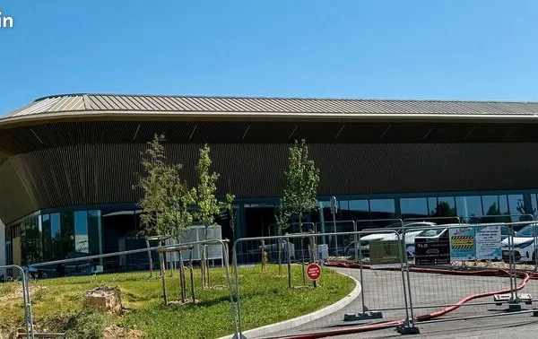 Local commercial 1 100 m²