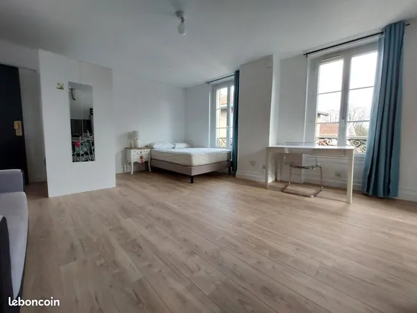 Le Vésinet - Studio 31.45 m² rénové et très lumineux - 4 grandes fenêtres Sud-Est - RER A à 7 min