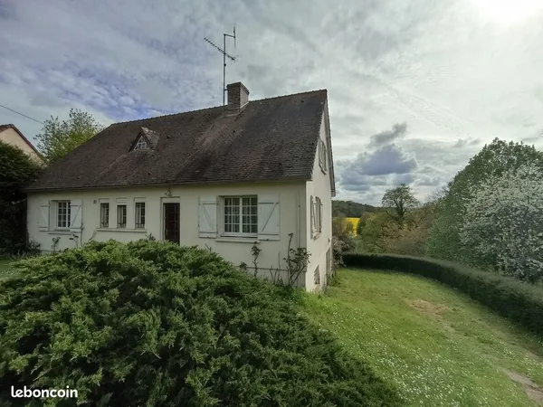 Grande maison d'environ 155 m2 sur trois niveaux, 6 chambres, construite au début des années 70 sur 