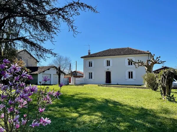 Maison 19ème avec piscine et garage, sur terrain 1744m2
