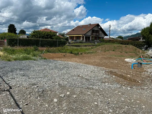 Terrain constructible viabilisé à Saint Pierre en Faucigny