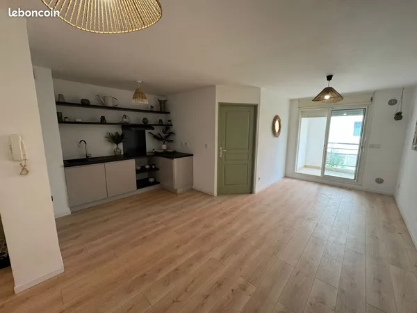 Joli T3 rénové, sur Ste-Clotilde, bois de nèfles