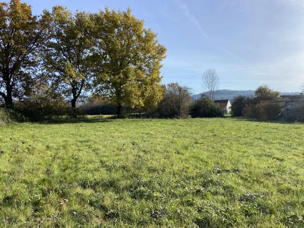 Aux portes de  Bretenoux-Biars , secteur résidentiel, proche toutes commodités, beau terrain à bâtir