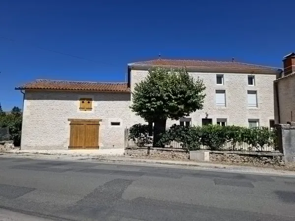 Maison familiale impeccable de 4 à 5 chambres, idéalement située à quelques minutes à pied de toutes