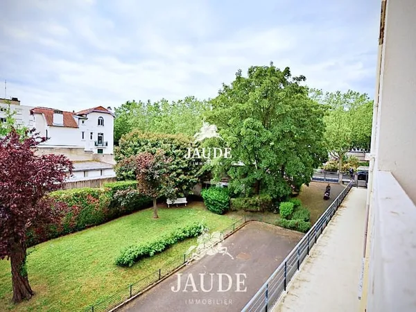 À vendre à Chamalieres, au centre, au premier étage avec bal