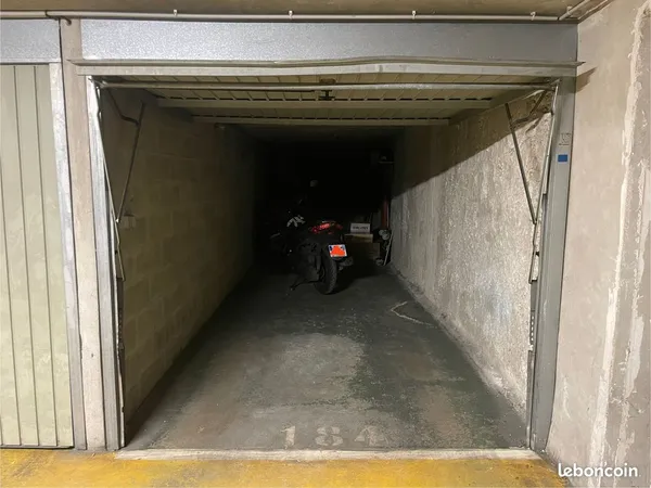Location Emplacement Moto / Scooter dans box fermé - Levallois (proche métro Louise Michel)