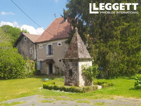 Ensemble immobilier : deux maisons , dépendances ,préau , grange , puits , Four à pain .piscine , Te