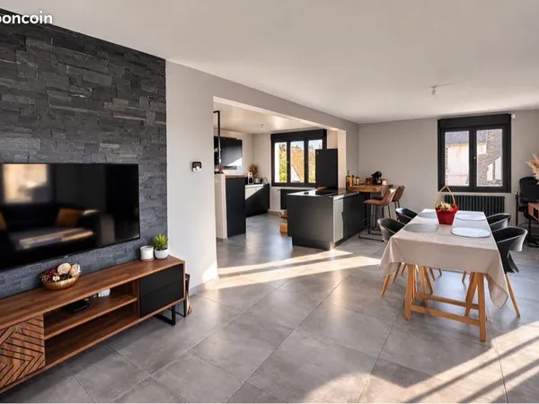 Maison familiale rénovée - 130 m² - 3 chambres - Sous-sol de 75 m²