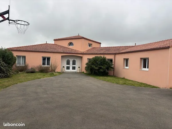 Maison familiale 195 m² - 4 chambres - Jardin paysager - Double garage - Chauvé