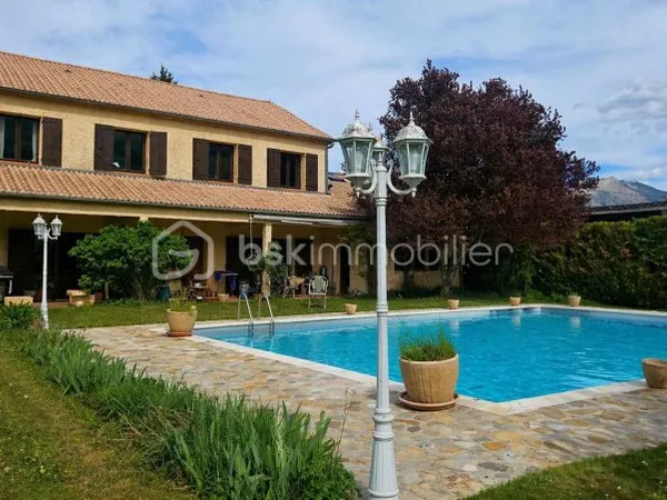 Maison 6 pièces 215 m²