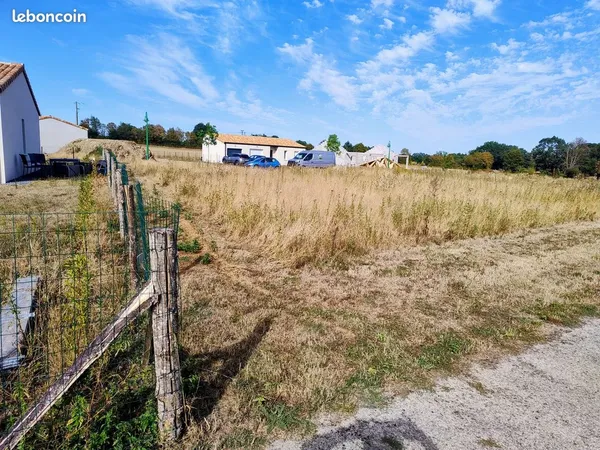 Terrain constructible 689 m² - Viabilisé - Libre constructeur - Saint-Jouin-de-Milly proche Moncouta