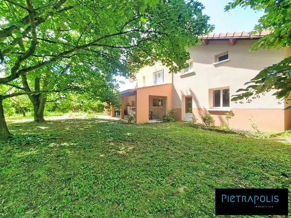 Maison au calme avec jardin, proche du centre village
