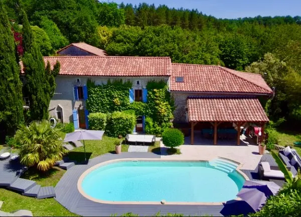 Spacieuse maison charentaise avec suite indépendante, piscine et grange en pierre