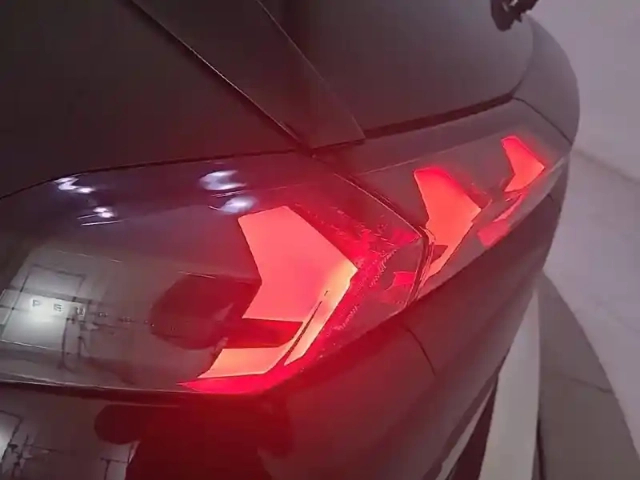 Peugeot 2008 electrique 136 ch — photo 38