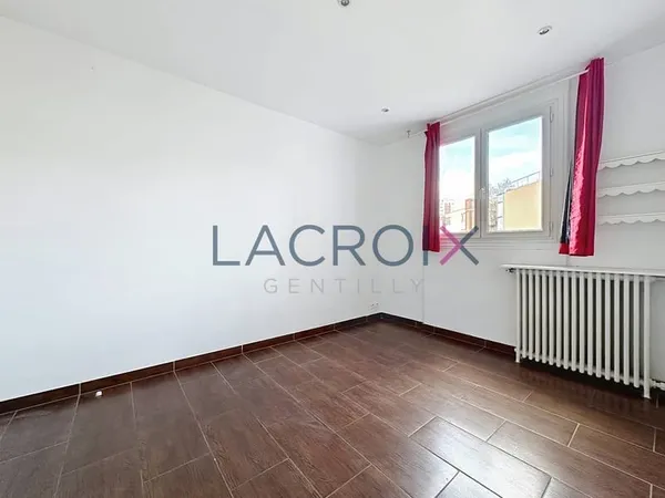 Studio avec cuisine séparée, proche Paris XIIIè.