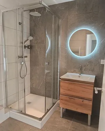 Suite étudiante neuve face à Y Schools • Lit double • Salle d'eau privative • Tout inclus • Dans col