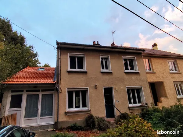 Maison familiale jouxtant une foret dans quartier calme