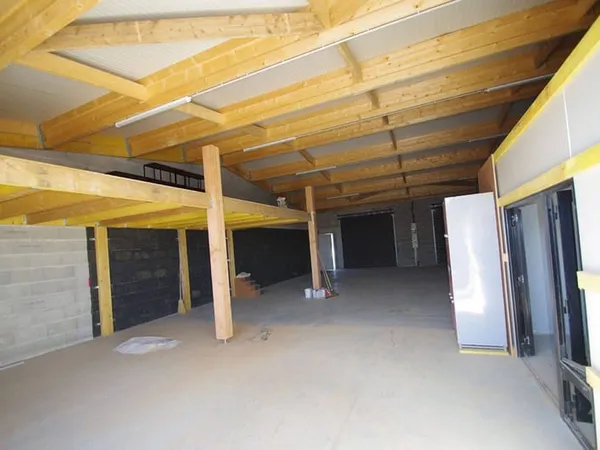 Local d'activité 197 m²