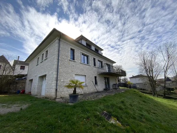 A vendre, Gramat centre, maison d'habitation en pierres entièrement restaurée, 5 chambres, 1 929 m² 
