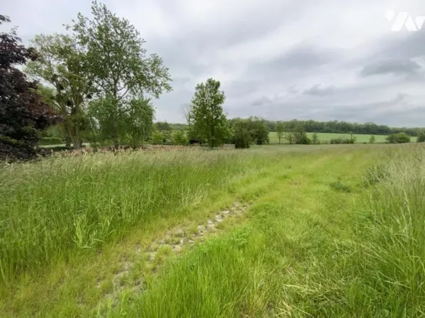 Terrain 833 m²