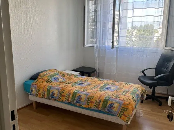 Chambre meublée à louer en colocation