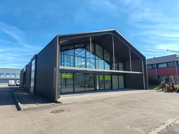 Location local commercial avec bureaux, atelier/stockage, showroom, cuisine, vestiaires & sanitaires