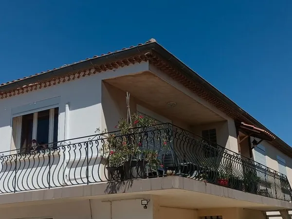 Location appartement situé centre St Mitre les Remparts