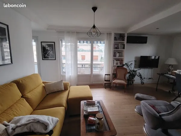 Appartement T4 traversant avec balcon, vues sur les montagnes, cave et climatisation