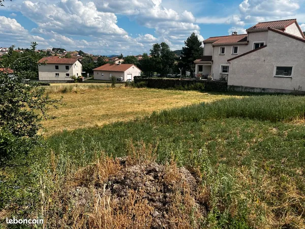 TERRAIN CONSTRUCTIBLE VIABILISÉ - ENVIRON 770 m² - SAINT-GERMAIN-LAPRADE (43700)