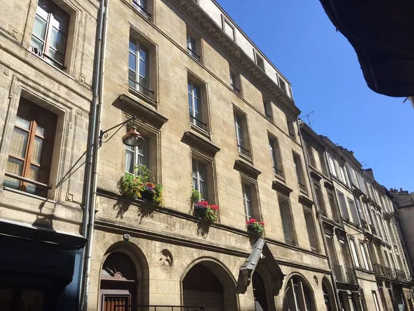 BORDEAUX T4 lumineux avec grande cave voutée privative