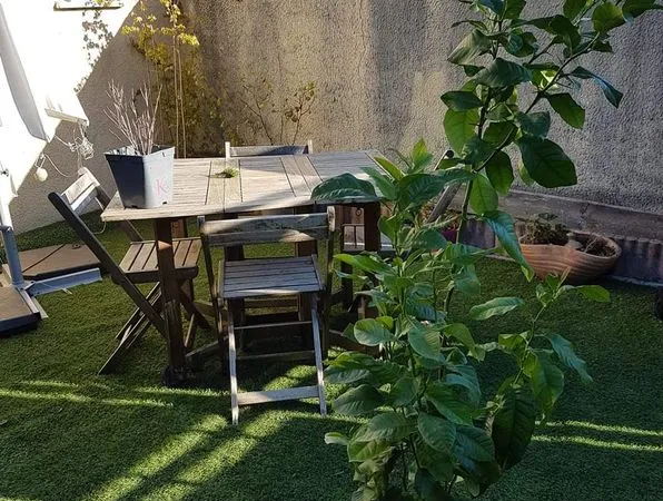 Charmante maison de ville de 50 m² avec cour ensoleillée & potentiel