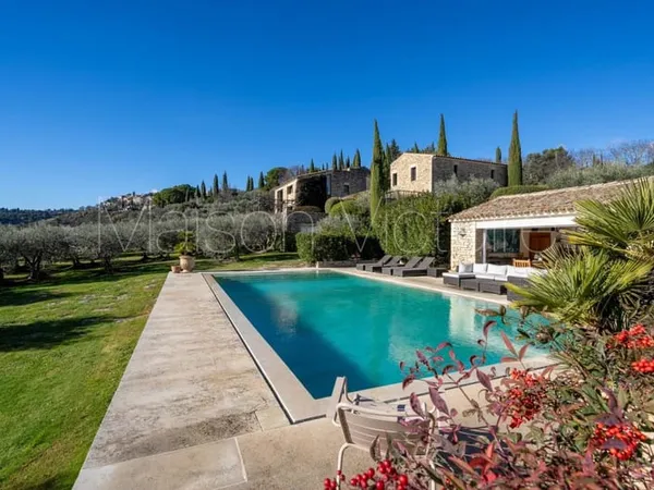 Maison en pierre, emplacement exceptionnel, piscine et vues.