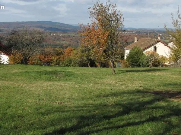 Terrain constructible 3 500 m2 à Bourganeuf
