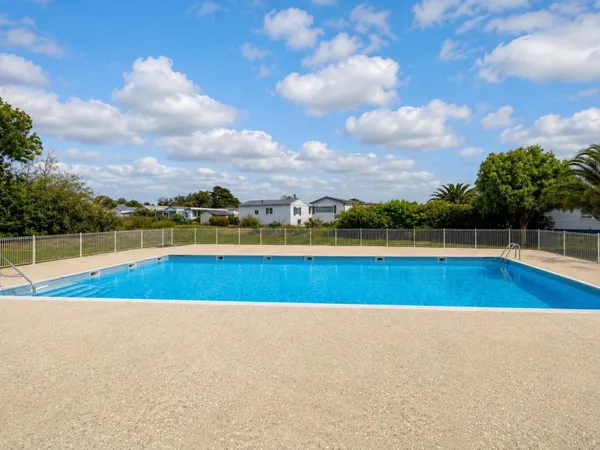 Terrain de loisirs à Trégastel avec mobil home et piscine