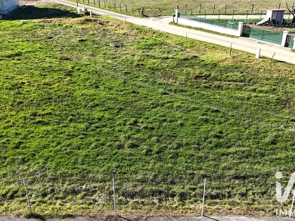 Terrain 1077 m²