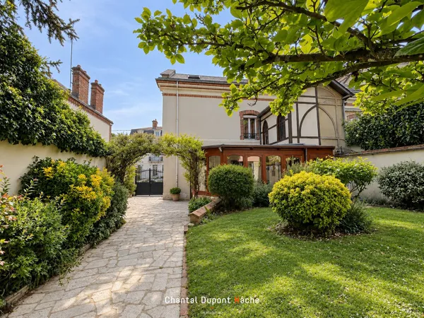 CHARTRES MAUNOURY - Maison de caractère avec jardin et dépen