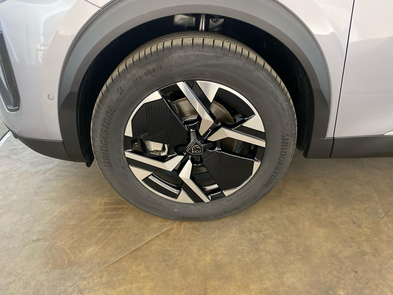 Peugeot 2008 hybrid 145 ch e-dcs6 allure — photo 11