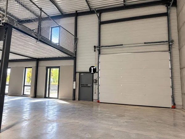 Local d'activité 1249 m²