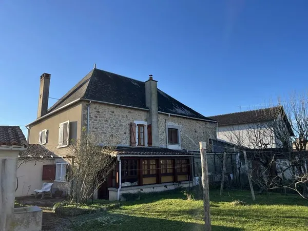 Maison de bourg de 3 chambres, garage et Jardin attenantes