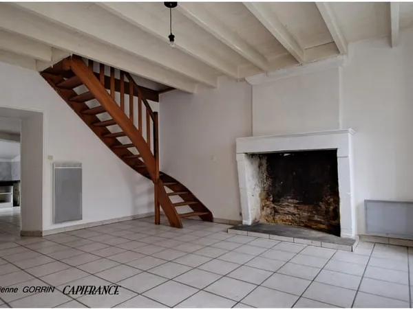 Maison à vendre 5 pièces LES ESSARDS (17)MAISON DE VILLAGE, 3 chambres, 2 grands garages, dépendance