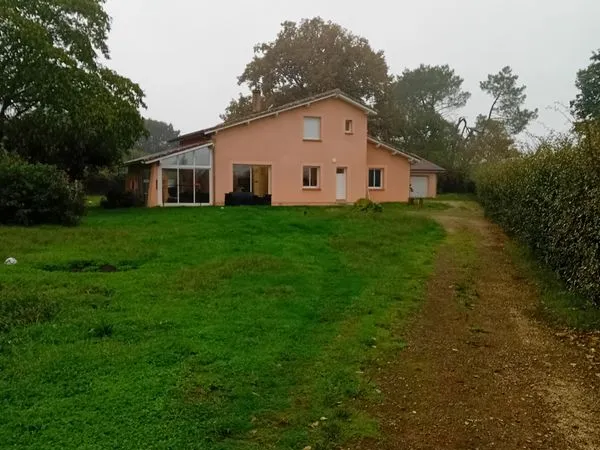 Maison familiale avec piscine et garage