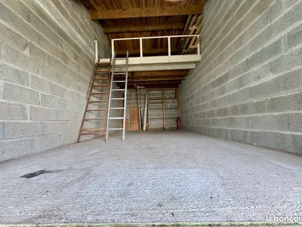Garage fermé avec mezzanine proche de l'océan