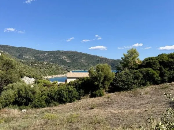 Terrain 897 m²